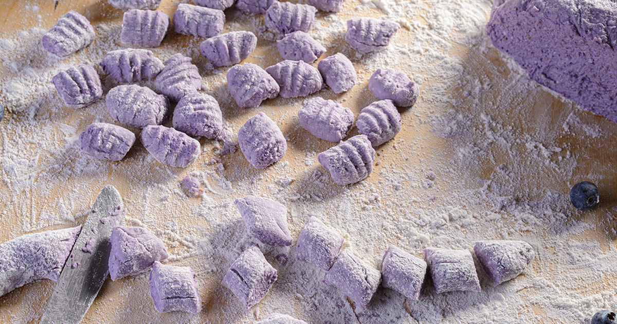 Gnocchi di patate viola con broccoli, zenzero e acciughe