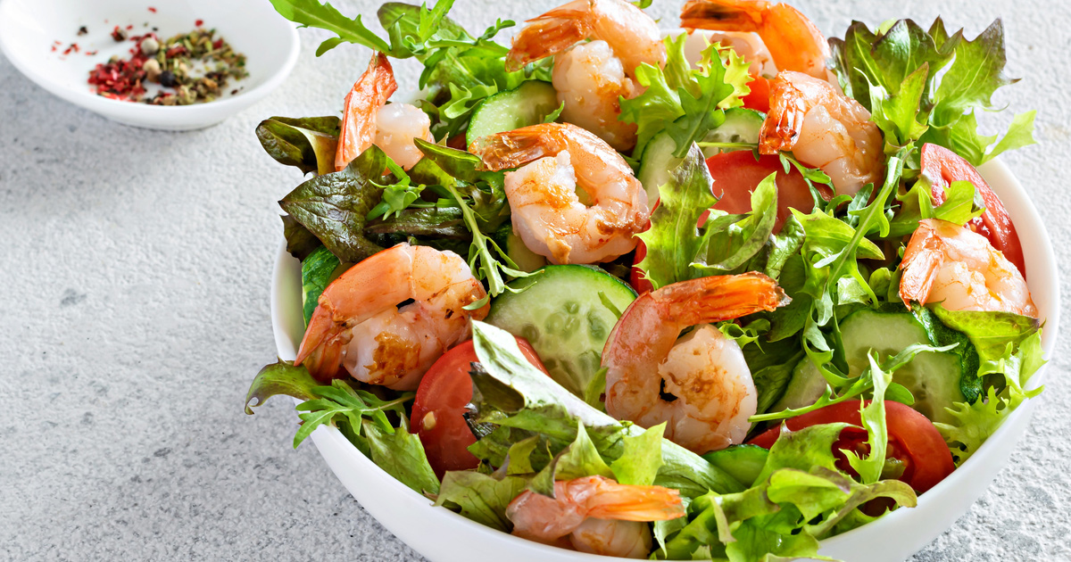 Pomodoro + cipolla cruda + 7/8 olive verdi + basilico + rucola + gamberi al vapore